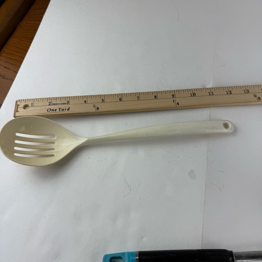 Vintage Beige Slotted Nylon Plastic Slotted Serving Spoon Kitchen Utensil - Picture 2 of 4